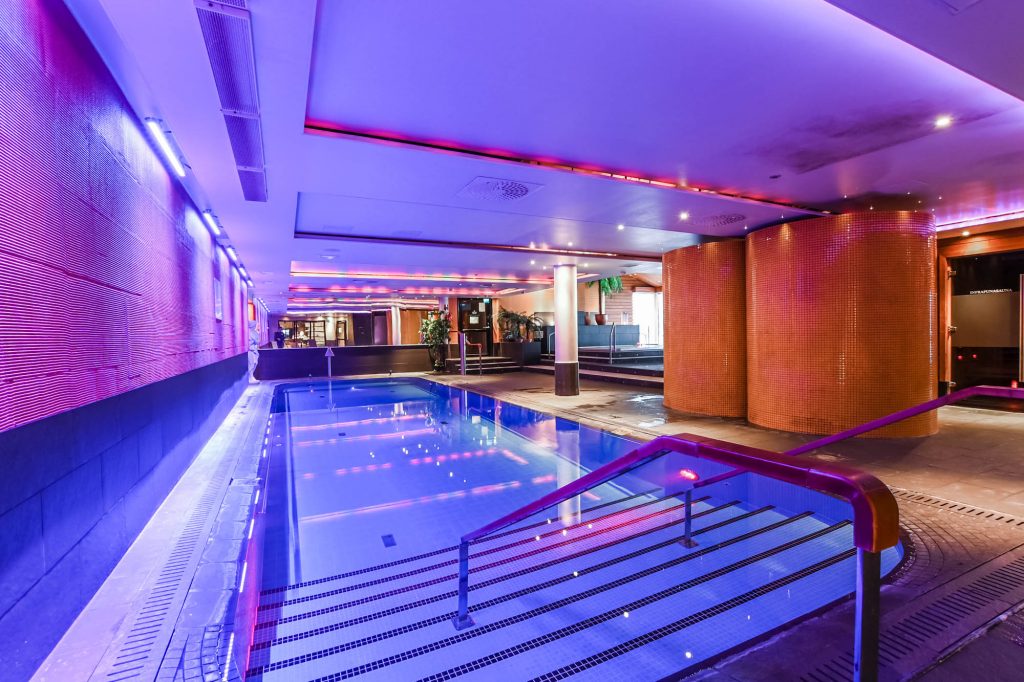 Terapia/uima-allas sinisessä valaistuksessa