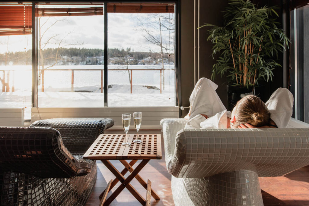 relax-osasto rentouminen kaakelituoleilla